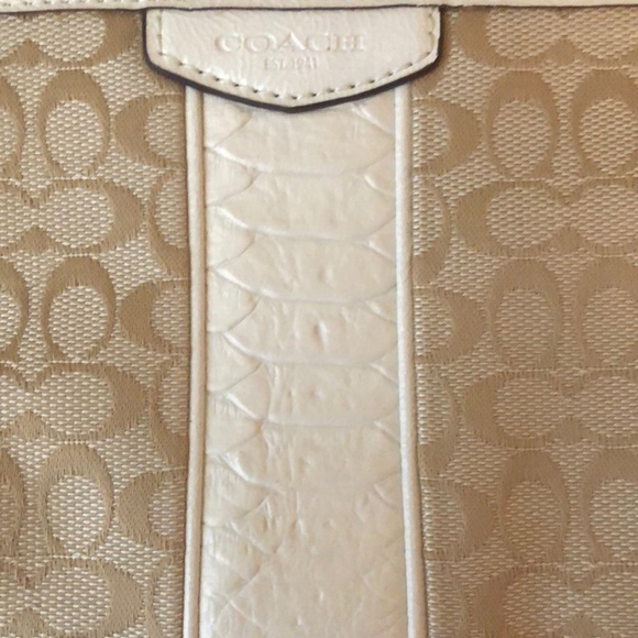 Coach wristlet with tags - Picture 5 of 5